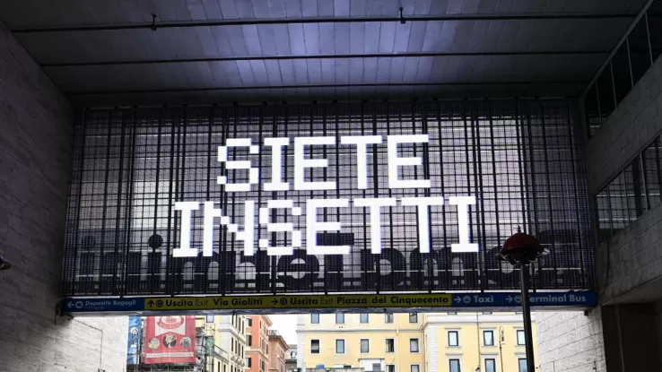 'Siete insetti', la scritta nelle stazioni ma è una campagna Netflix